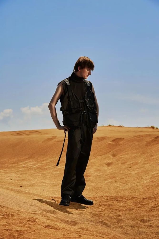 ulsum丨在热情的沙漠衣服里的确需要一台风扇