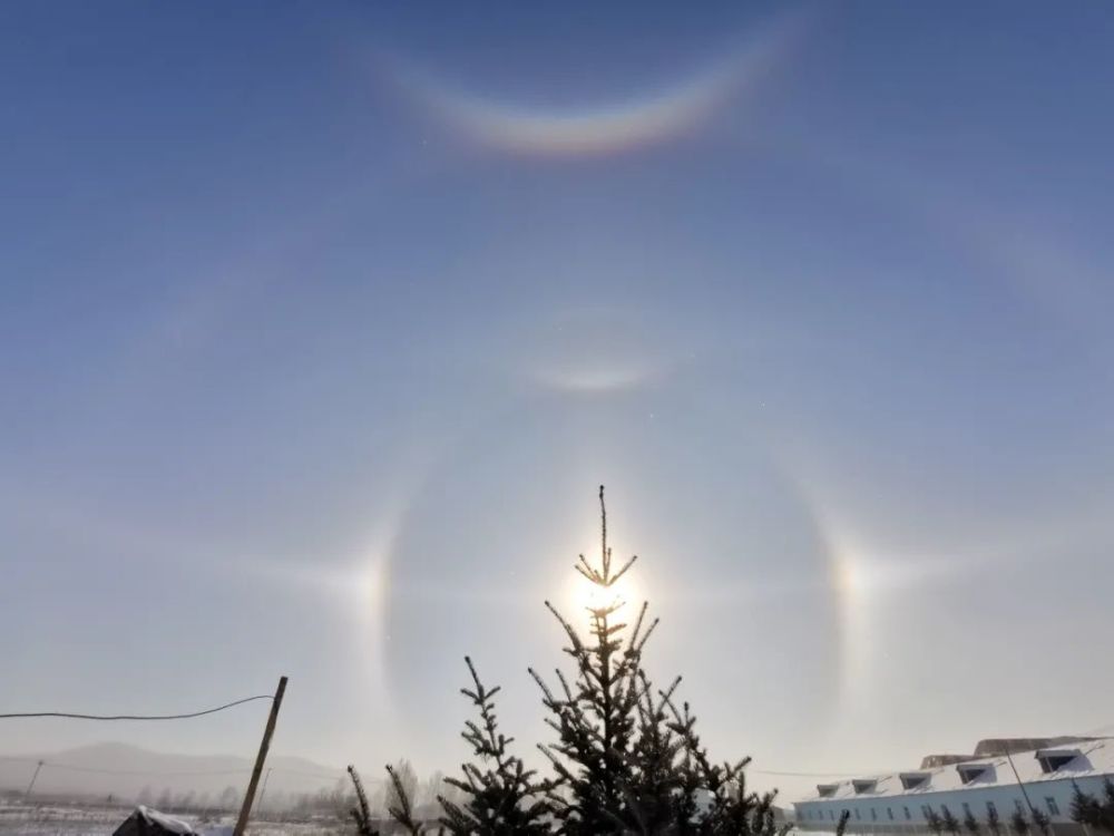 图里河镇天空出现罕见组合冰晕