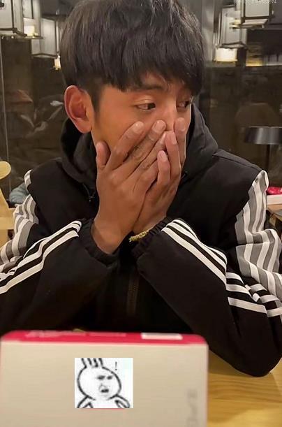 网红丁真抽烟,网友对其评价一面倒,是他不该抽烟还是不该被捧红