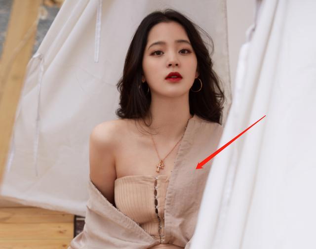 20岁欧阳娜娜发育过猛紧身上衣撑到开口秋裤故意露出一截