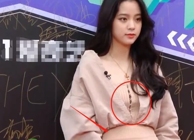 20岁欧阳娜娜发育过猛紧身上衣撑到开口秋裤故意露出一截