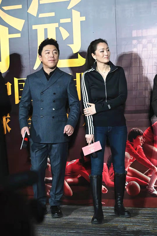 黄渤和谭卓同框 穿灰色格纹西装好帅气"50亿影帝"显实力