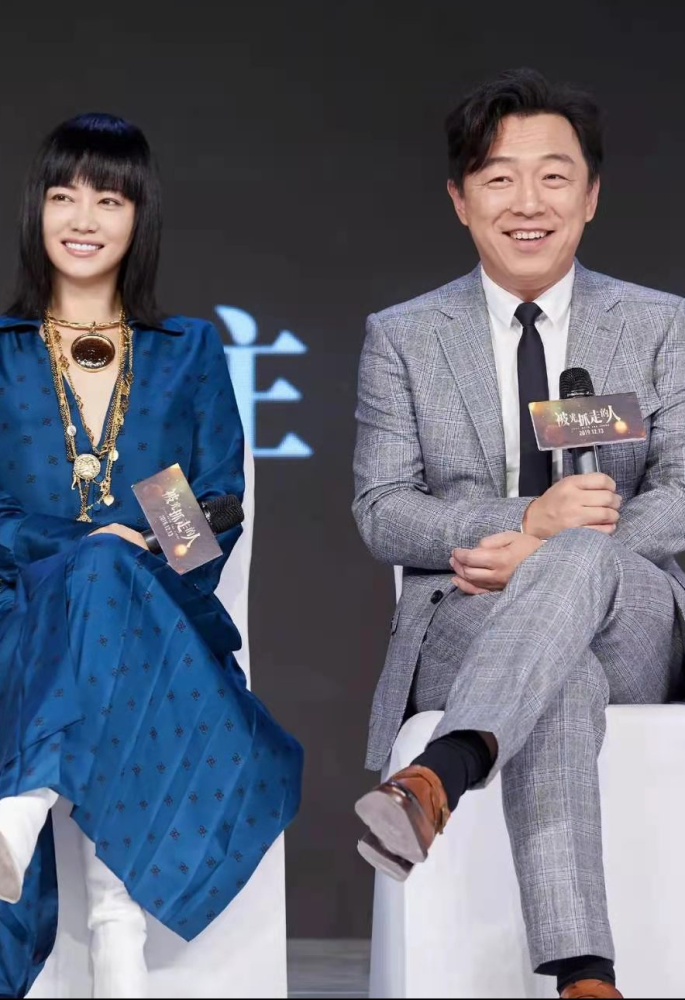 黄渤和谭卓同框 穿灰色格纹西装好帅气"50亿影帝"显实力