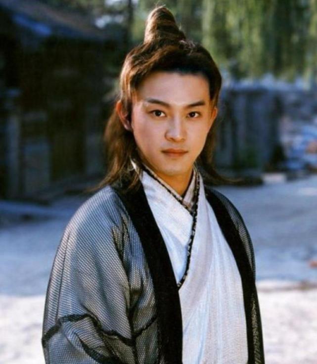 谁年轻还不是帅哥周一围18岁旧照曝光浓眉大眼被认成吴亦凡