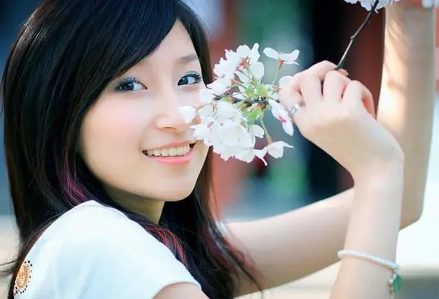 《完美女孩2020》的小爱就是个活生生的例子,她是ai机器人,能力远超人