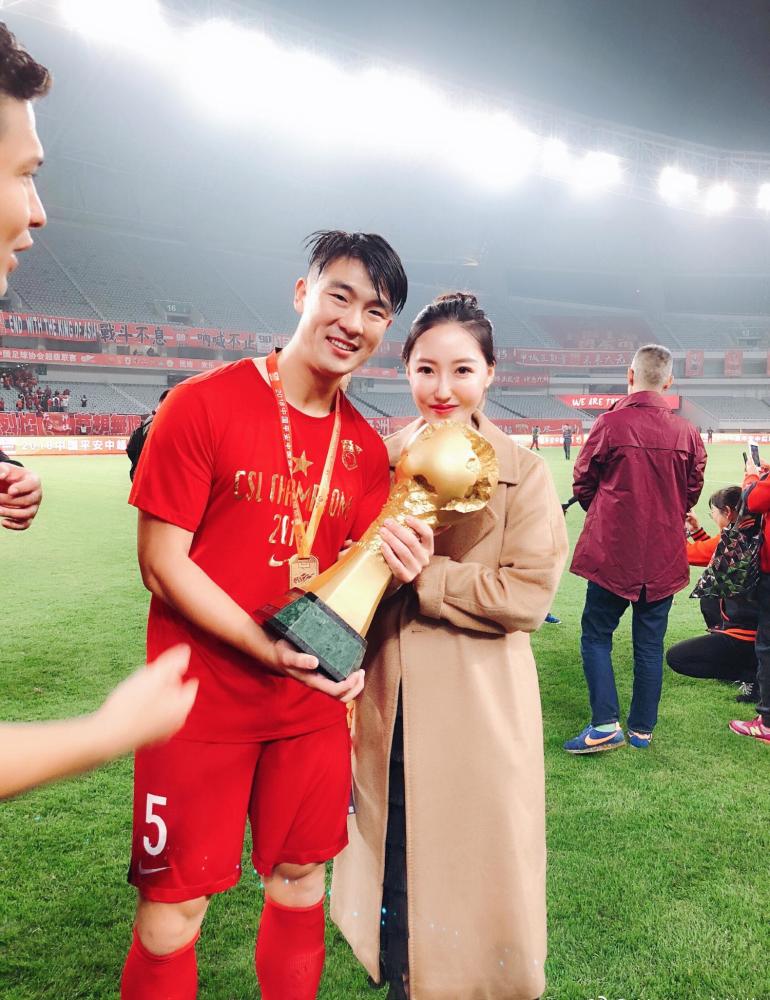 国脚中卫选择鲁能,内幕曝光:妻子是济南人!