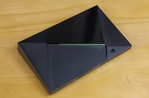 英伟达shield电视盒子定位是一款电视盒子,但同时拥有游戏功能.