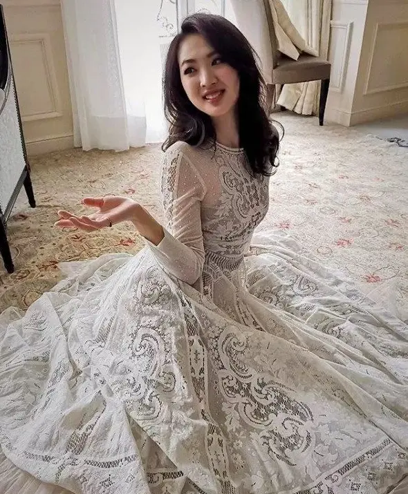 据公开报道,姚安娜于1998年出生于云南昆明,是任正非和第二任妻子姚凌