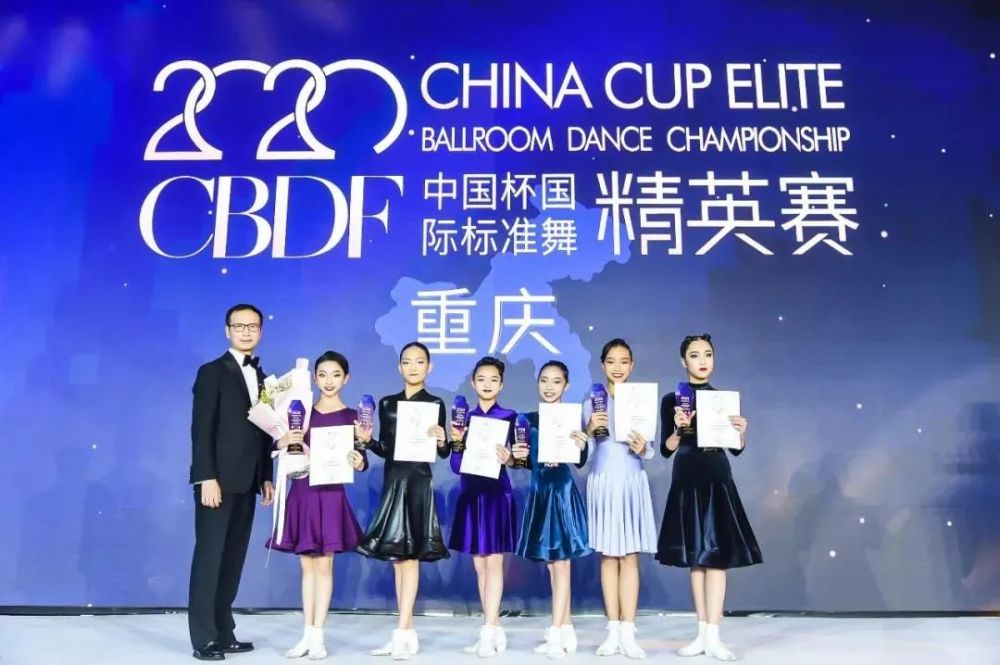 王雨婷10岁女单精英组决赛选手(排名从左到右:王曼琪,任梓沫,蒋尚含