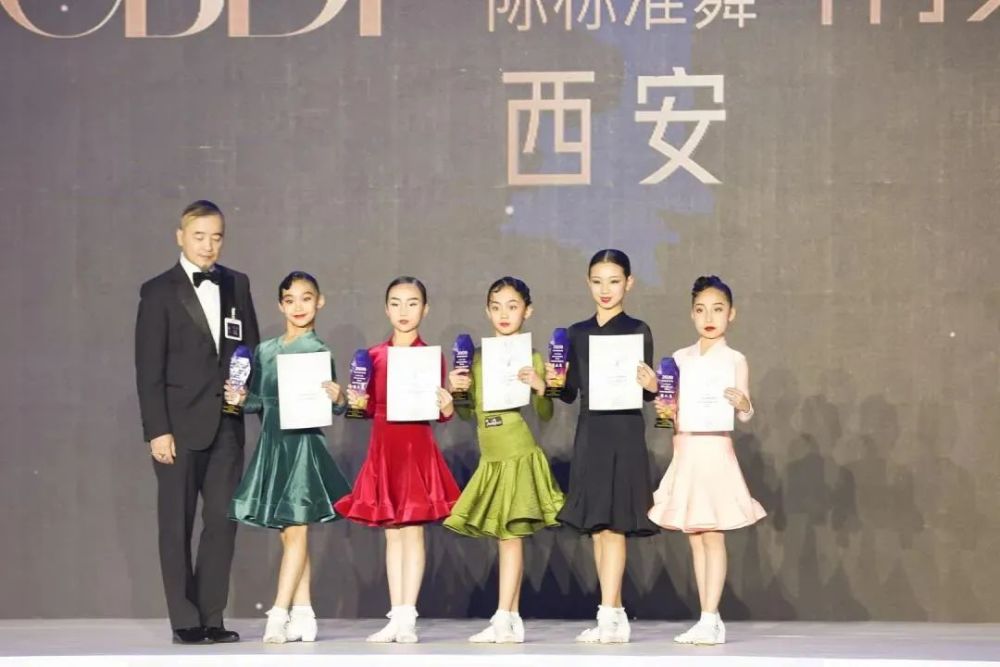 沈皙茜,李雨洁12岁女单精英组决赛选手(排名从左到右:殷新妍,梁又菡