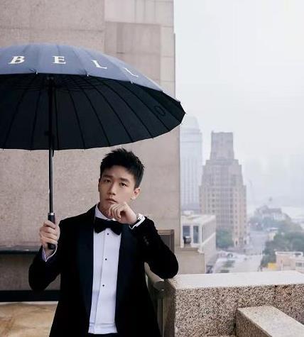 苏宁太子张康阳最新大片曝光一身黑西装太贵气比王思聪帅多了