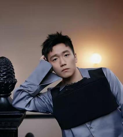 苏宁太子张康阳最新大片曝光一身黑西装太贵气比王思聪帅多了