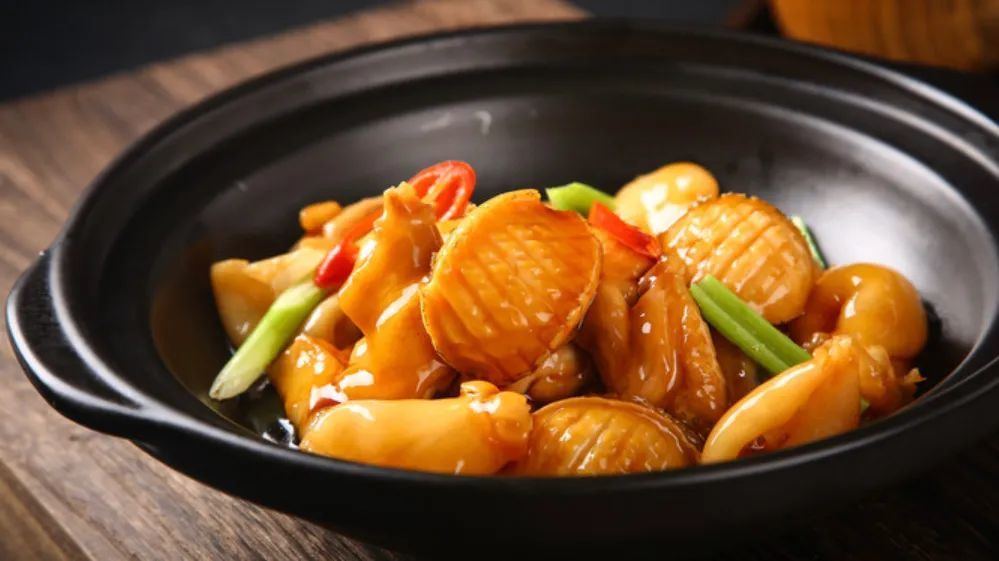 鲍鱼焖鸡让胃口瞬间大开扑面而来的香气开煲后撒入一碟脆米用海鲜熬成