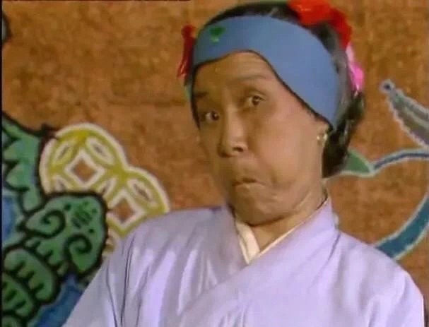 75岁刘姥姥厚脸"讨食",头上插花,走路摔跤,贾母:迟早会富!