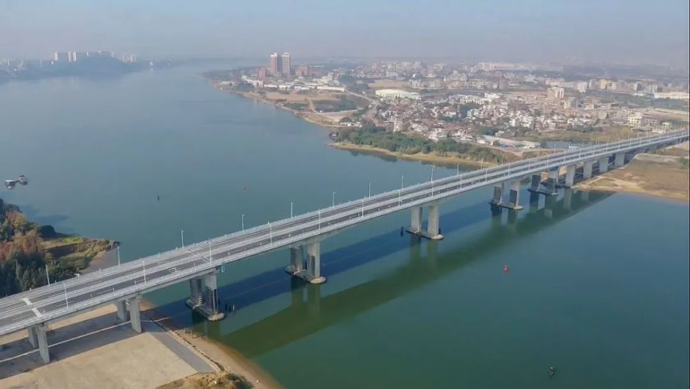 一年前,连接园洲镇和东莞市企石镇的龙江东江大桥正式通车,成为惠州