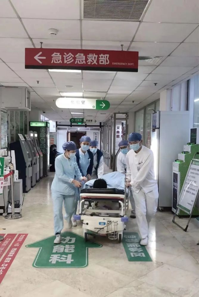 北京老年医院,急诊急救部.在这里,一天24 小时总是被塞得满满的.