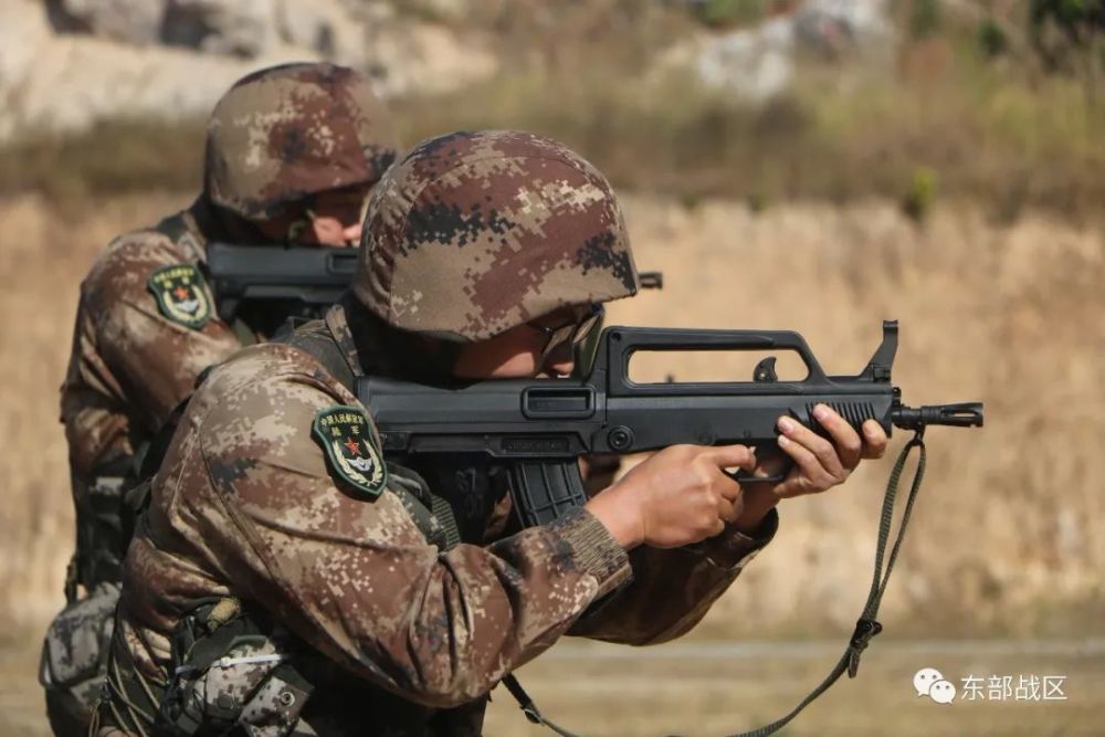 精度射击,对运动目标射击官兵们压弹,据枪,瞄准,击发每一个动作都十分