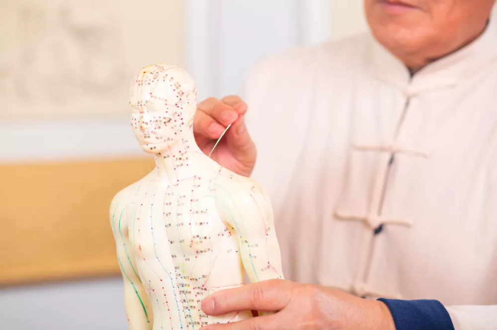 疏通经络,活血化瘀,刮痧养生好处多,这些基本方法要掌握!