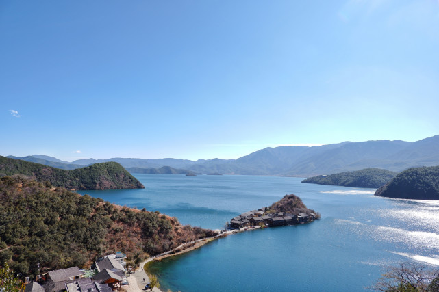 這座漂浮的半島名叫裡格半島,是一座海堤連島,半島形成的小湖灣叫做