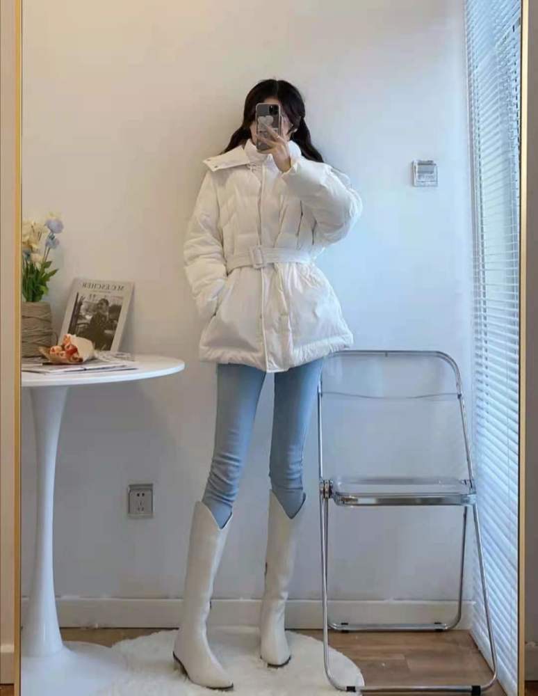 冬天也可以凹凸有致,内搭了白色的高领毛衣进行搭配,下装是浅蓝色的