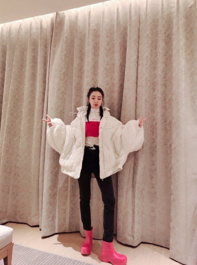 薇娅的"叠腿坐"火了,看她双腿怎么放的,贼显腿长_腾讯新闻