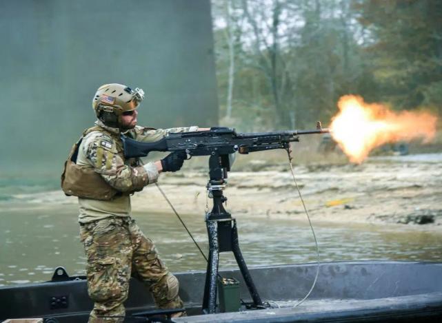 现场一度失控!美国特种兵疯狂向人们扫射,多位平民死亡受伤