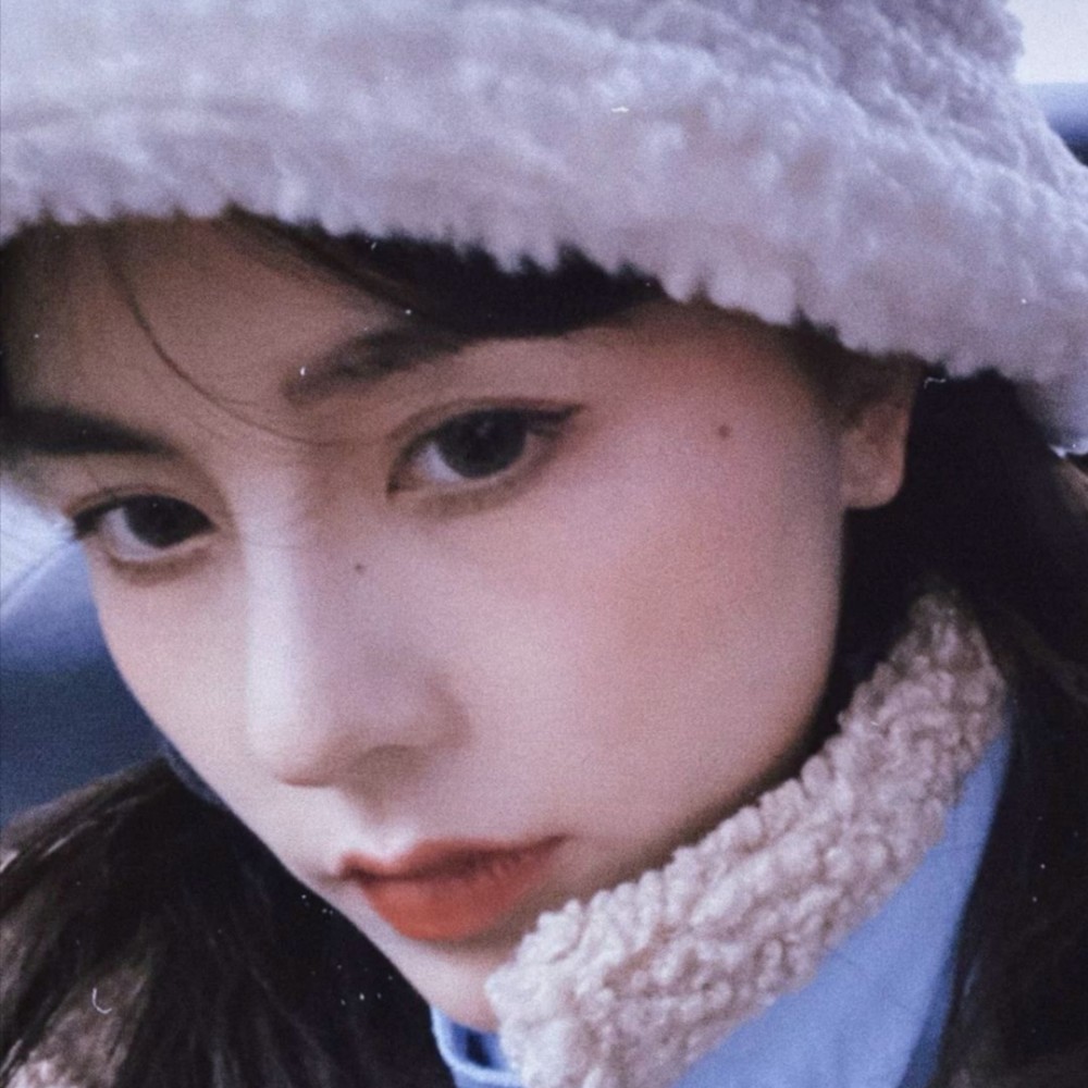 女生头像我只是念旧并不代表我要往回走