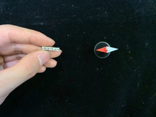 并在每一小块上做好标记首先用小磁针判断磁铁的磁力方向实验过程所标