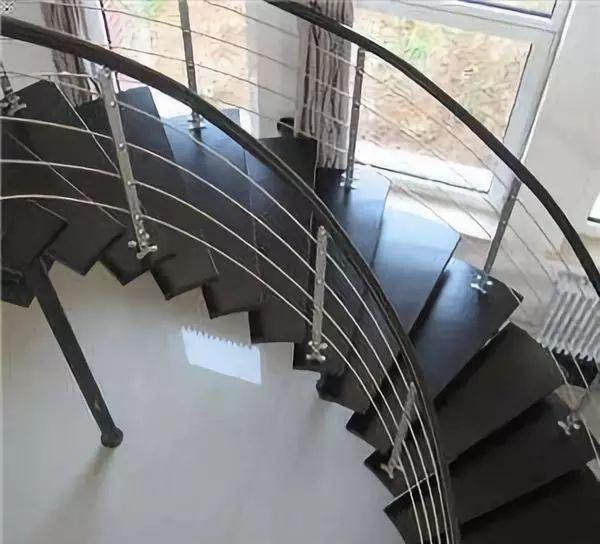 台阶的形态扇形存在,脚占据的空间不是很大,走起来也有点登山的感觉