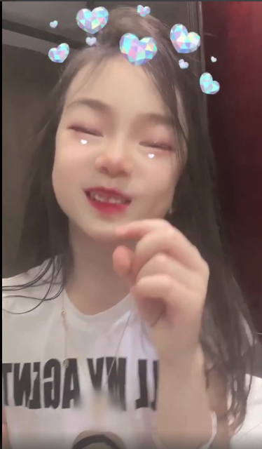 戚薇为女儿庆生6岁lucky扮萌比v俏皮可爱长得太漂亮了