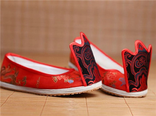 古人穿的鞋子为何前头总是翘起来专家道出玄机佩服古人智慧