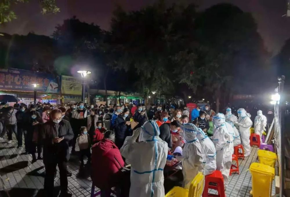 南宁虎邱村实施封闭管理!市民深夜排队做核酸检测,很冷,也很暖!