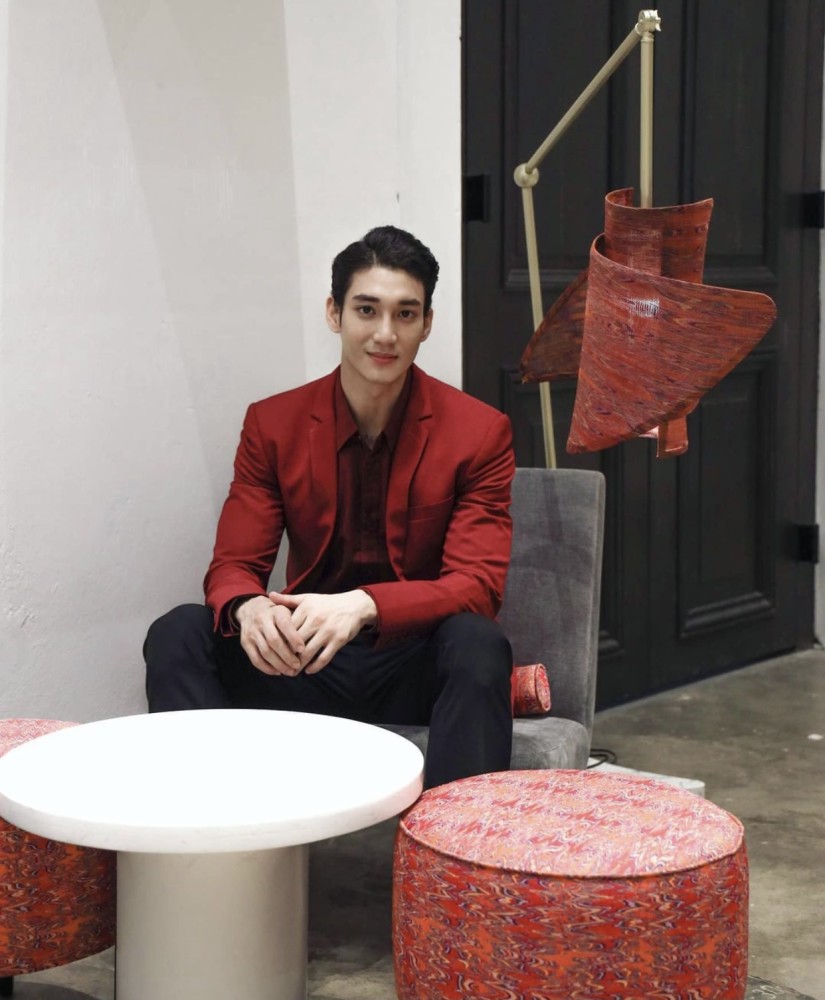 平时paing takhon也经常会穿一些西装正装,因为身材锻炼的非常健美