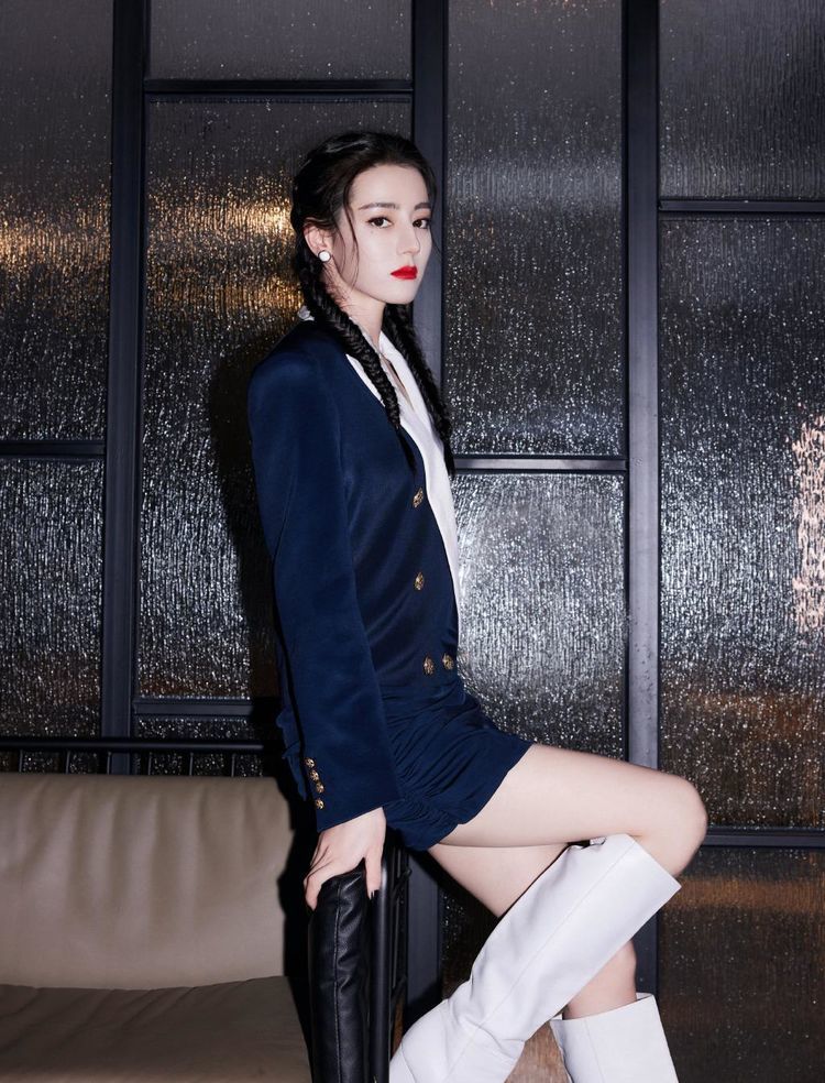 迪丽热巴蓝色西装裙出镜,穿奶油白长靴凹出摩登范,优雅又淑女_腾讯