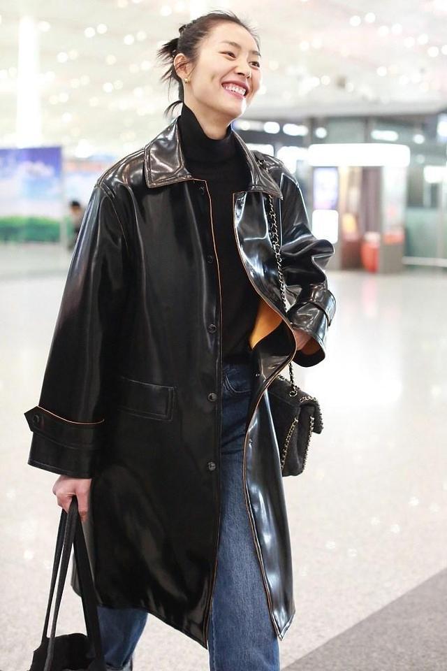 刘雯不愧是超模穿长款皮衣造型时髦又潮酷大长腿太让人羡慕了