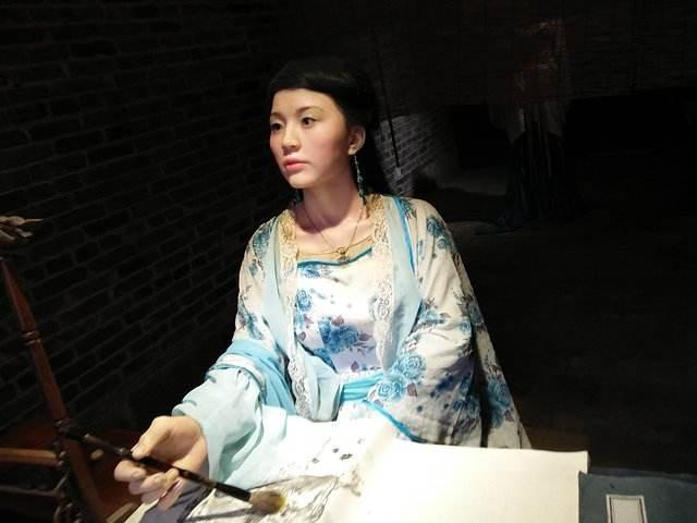 因为苏小小生的玲珑秀美,惹人怜爱,因此许多钱塘的俊美少年,都会跟随