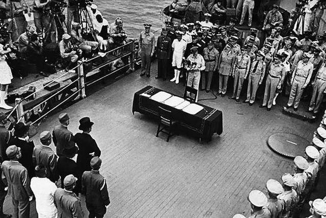 部队被集中到天皇皇宫前,在15日上午东京广播播放了日本投降的信息后