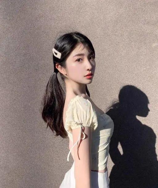 21岁美女一张初恋脸搭配骨感身材这外形长在了我的审美上