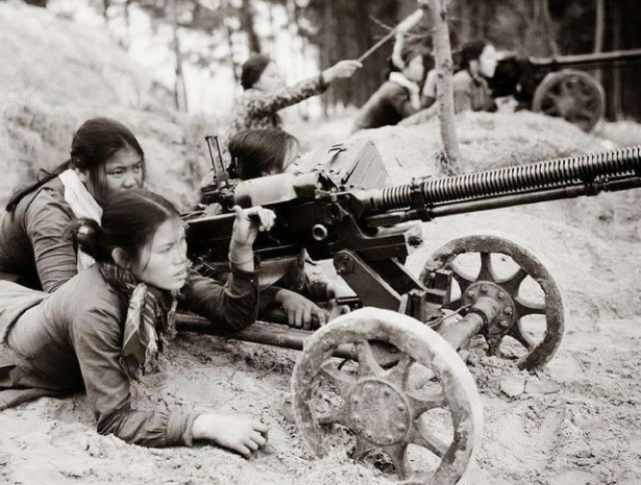 对越还击战121师攻克越军阵地后发现阵亡女兵身旁标语很醒目