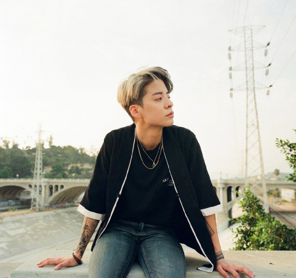 创4导师空降办公室送奶茶从合影能看出刘逸云有多受女生追捧