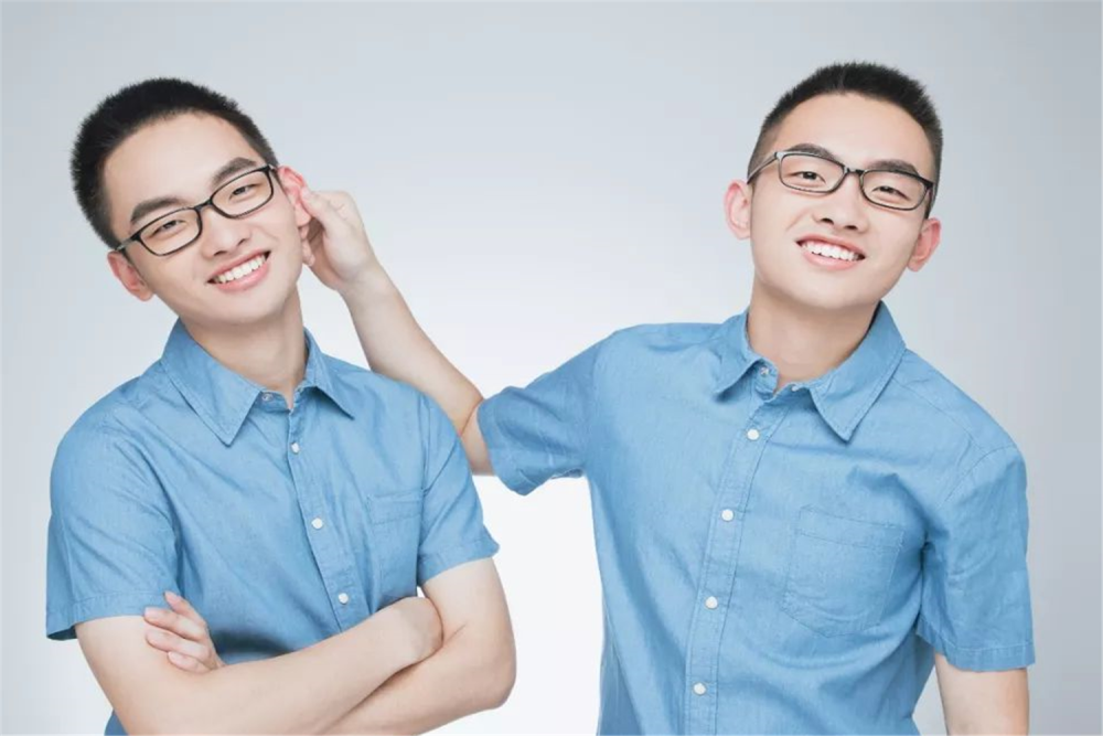 双胞胎兄弟,一个国内姥姥带,一个在国外奶奶养,长大后差距明显_腾讯