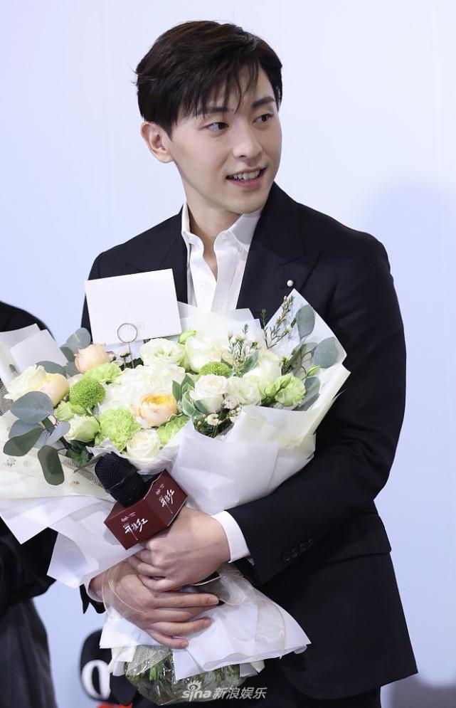 邓伦穿西装白衬衫化身贵气绅士见粉丝笑容灿烂温暖人心