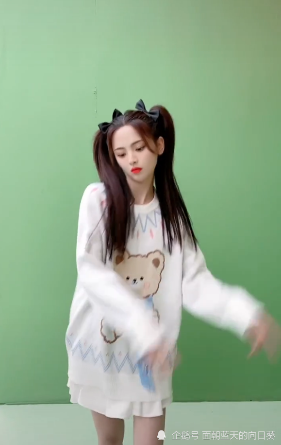 杨超越站大屏幕前跳舞看到百褶裙下的腿比手镯还细一圈