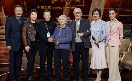 《渴望》剧组再聚首,蓝天野,李雪健成团宠,张凯丽落泪赋诗一首