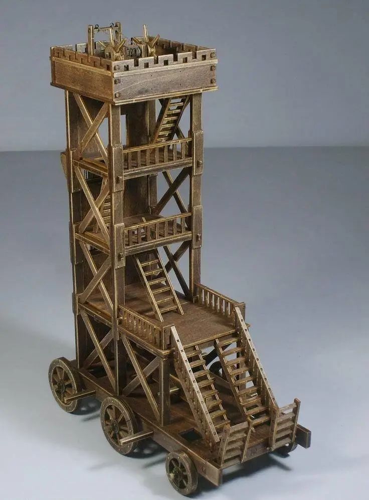 古代攻城用云梯,守城士兵为何不推倒梯子,反而费力往下砸石头?