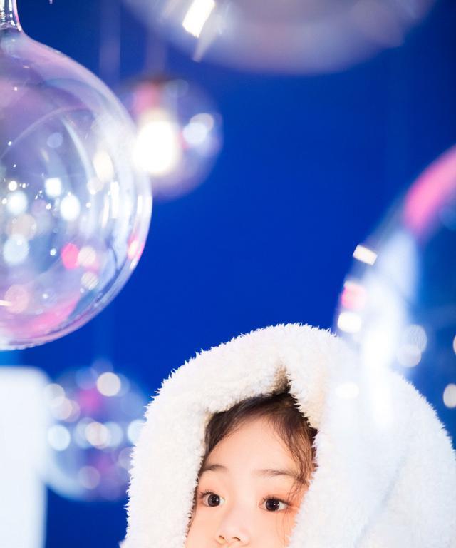 戚薇6岁女儿生日写真照曝光双马尾和圆嘟嘟的脸蛋跟妈妈超像