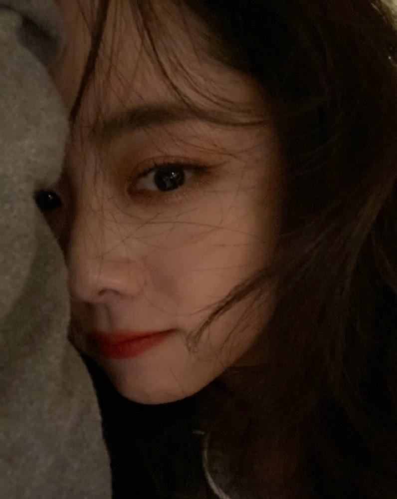 谭松韵夜晚晒自拍照皮肤状态出人意料这就是粉丝说的不老女神