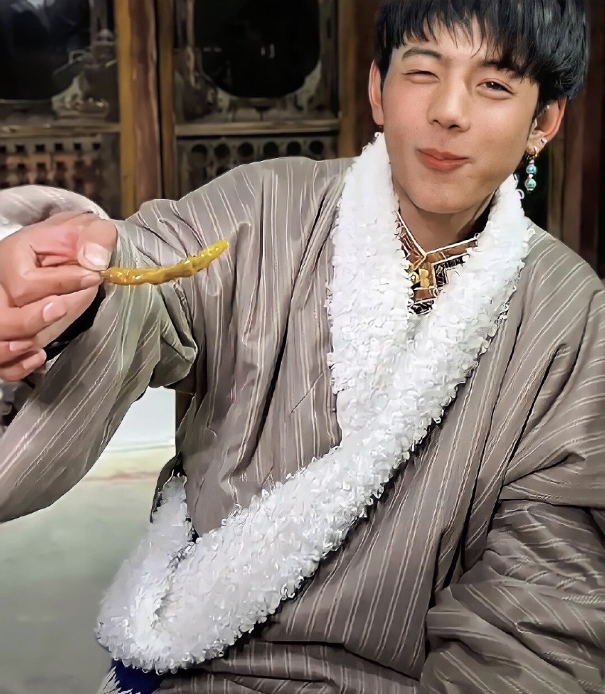 丁真登小学考试卷要求学生给他写信被调侃给王源带条华子