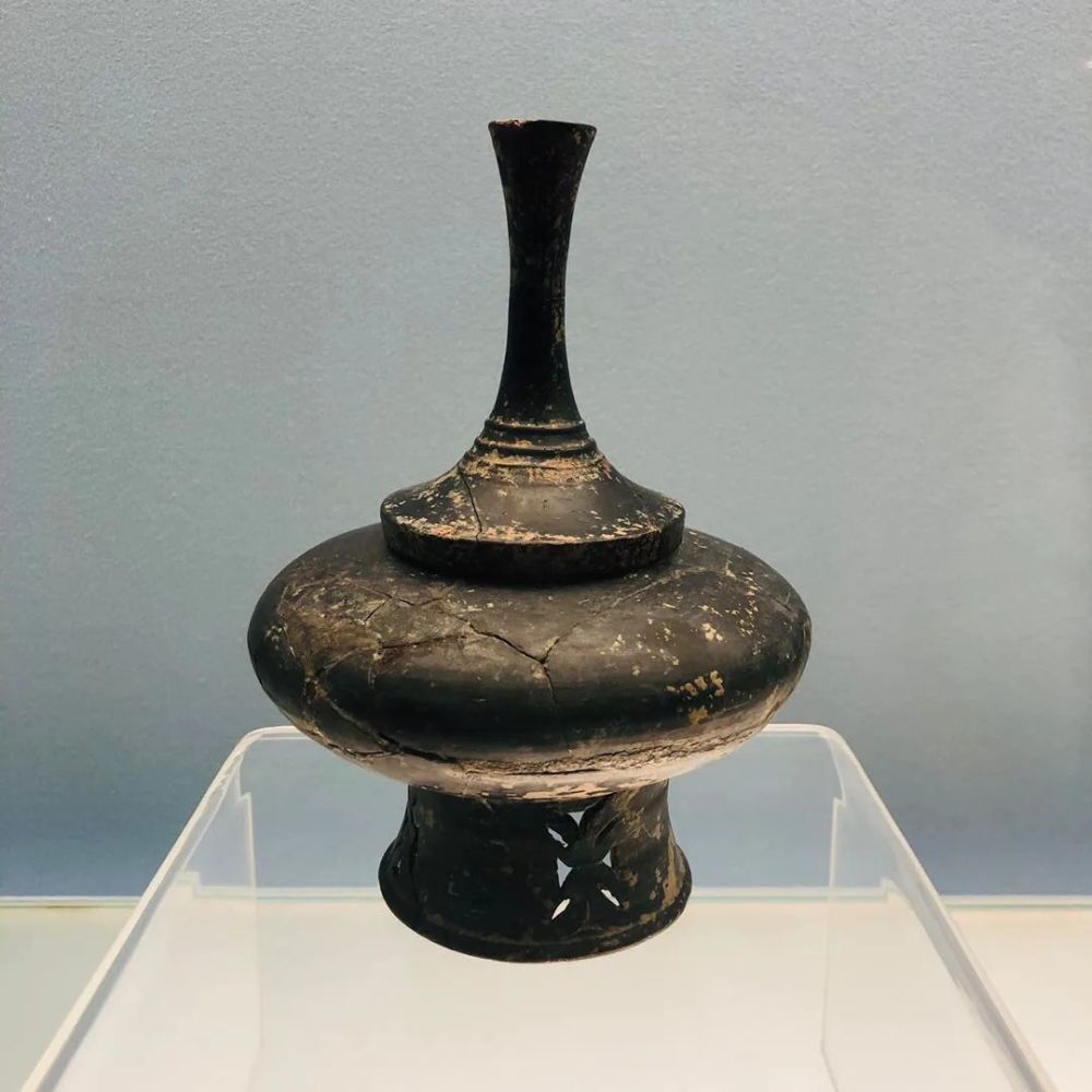 良渚文化黑陶高柄盖罐 (公元前3100-前2200)