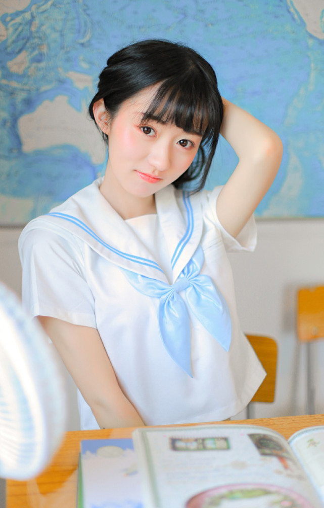 白皙清纯水手服美少女,靓丽可爱